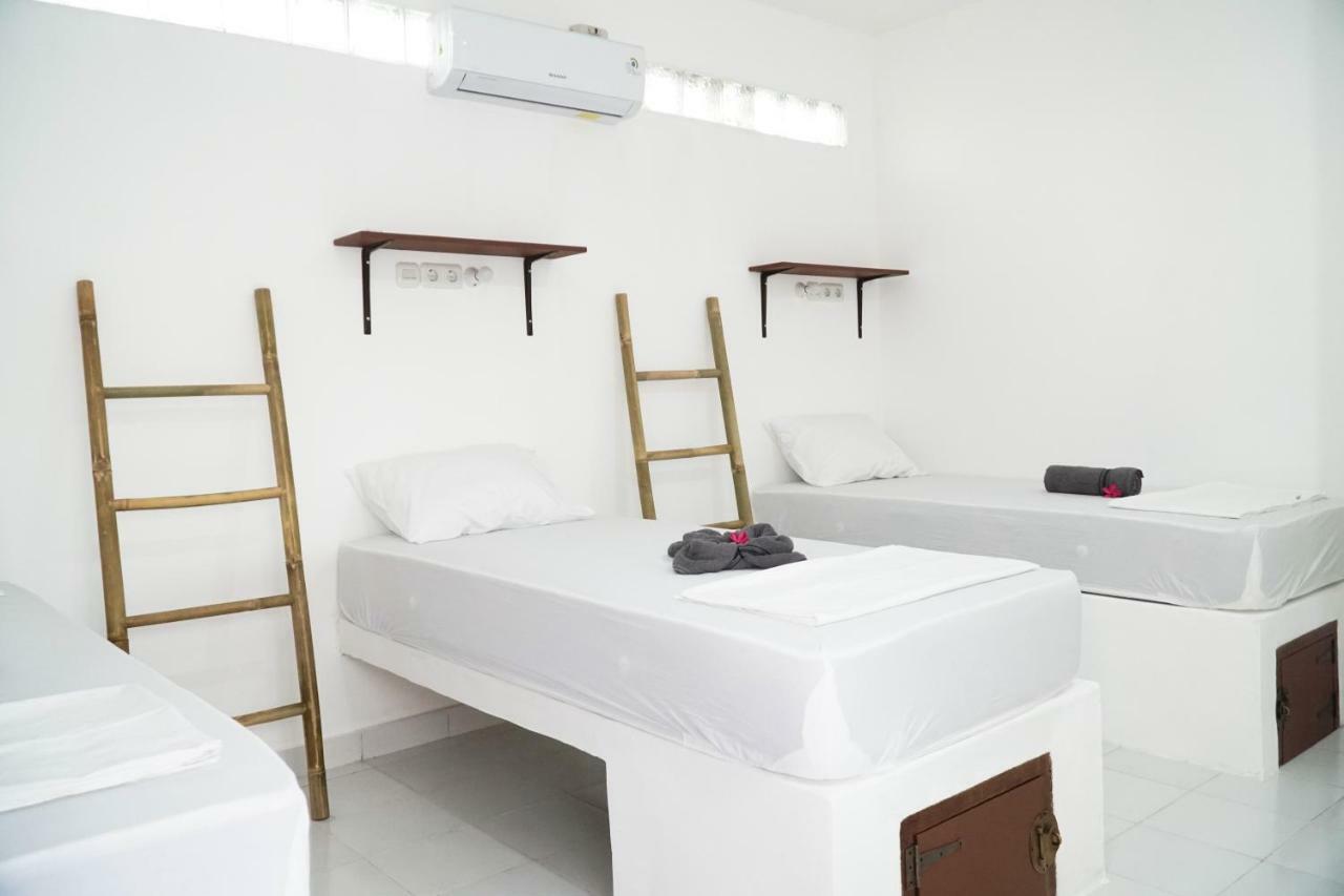 Gili Pirates Dive & Bnb Quần đảo Gili Ngoại thất bức ảnh